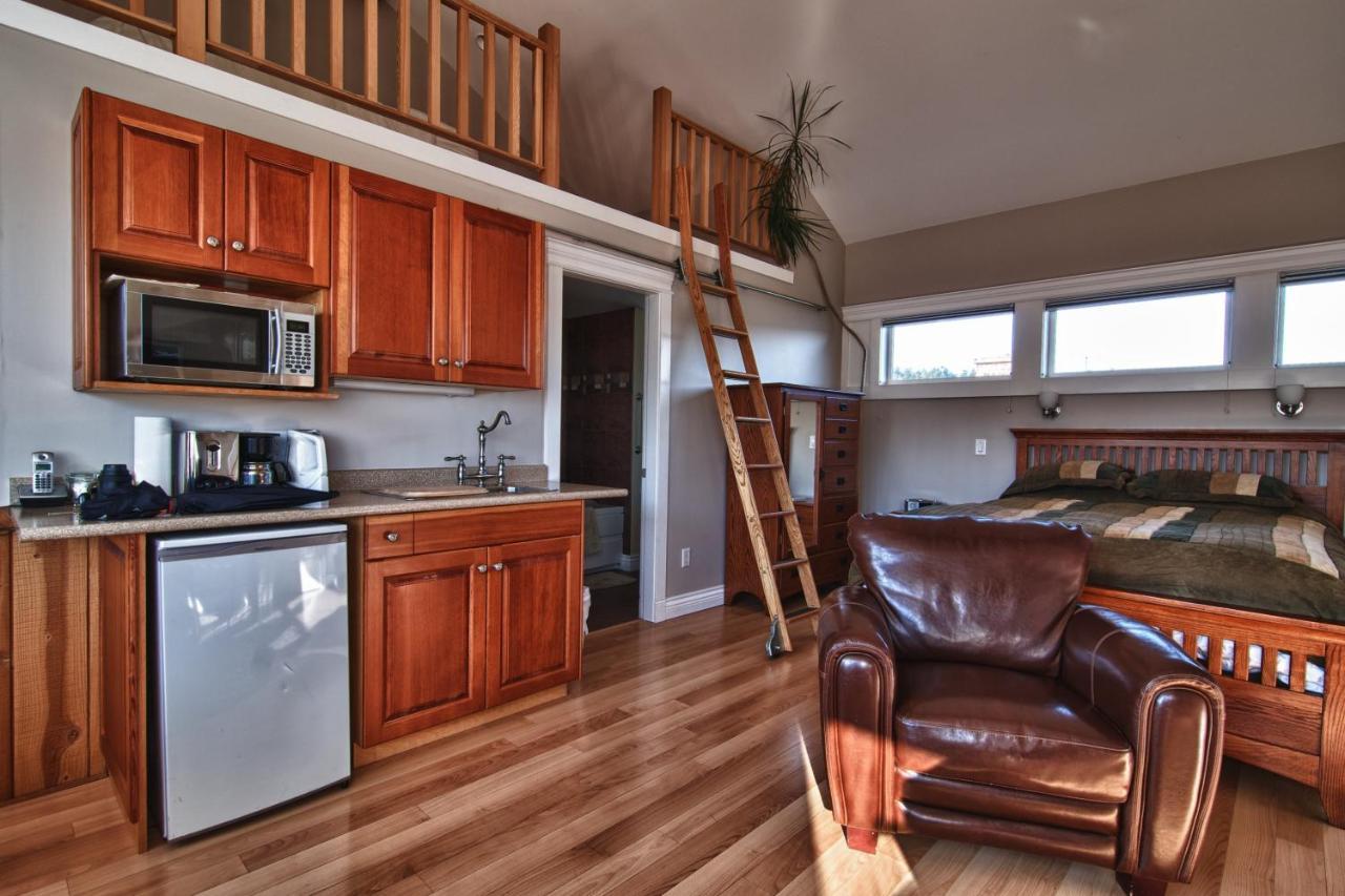 Colwood Birds Of A Feather Victoria Oceanfront Studio Suites מראה חיצוני תמונה