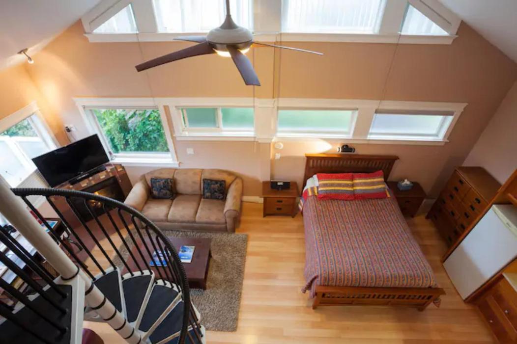 Colwood Birds Of A Feather Victoria Oceanfront Studio Suites מראה חיצוני תמונה