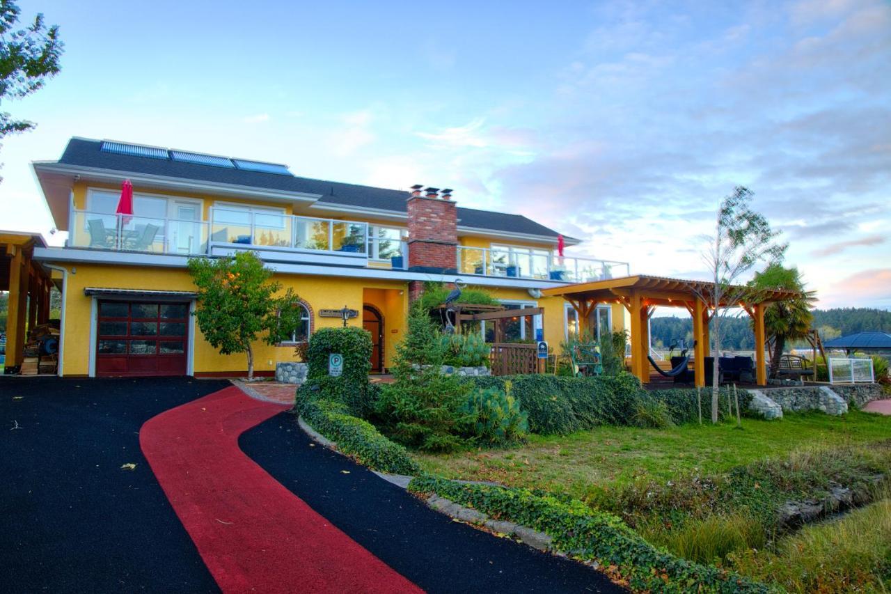 Colwood Birds Of A Feather Victoria Oceanfront Studio Suites מראה חיצוני תמונה
