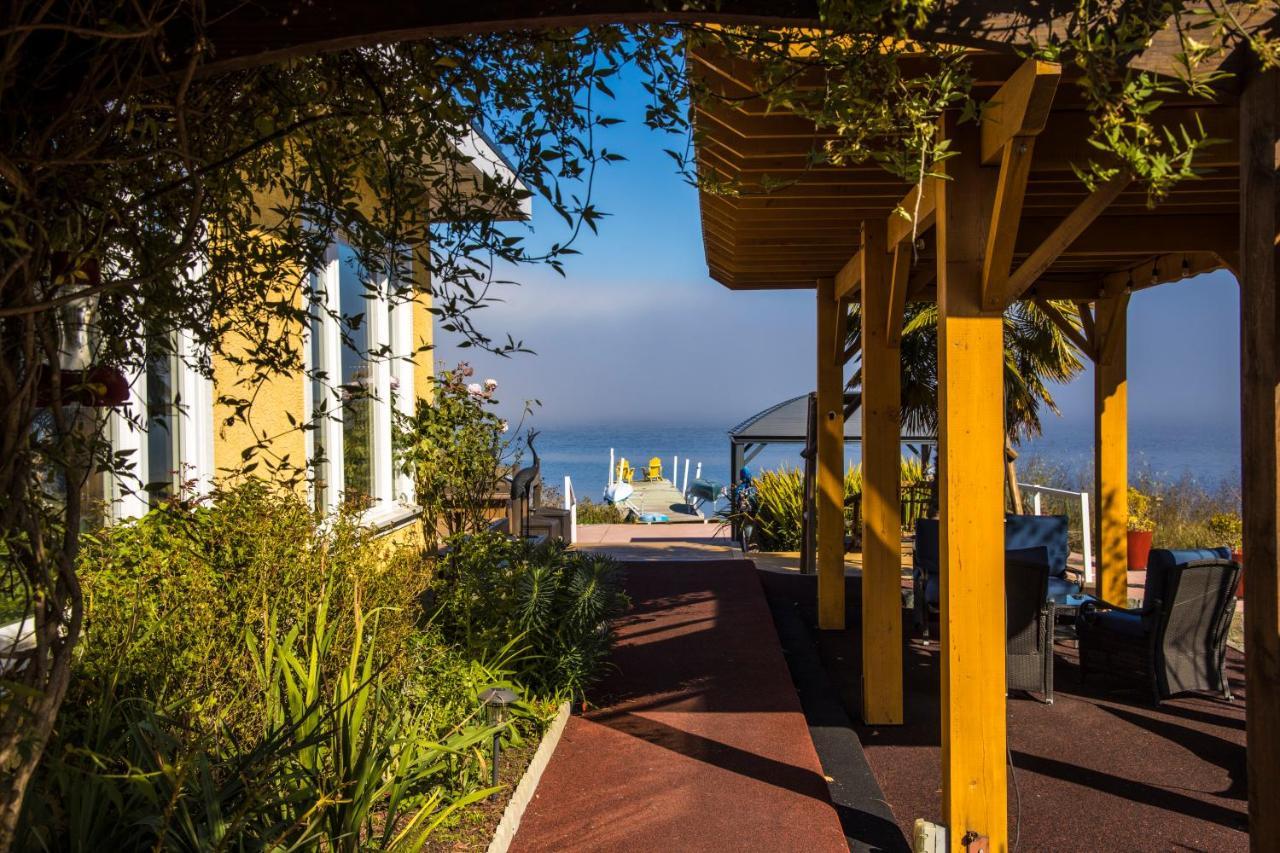 Colwood Birds Of A Feather Victoria Oceanfront Studio Suites מראה חיצוני תמונה