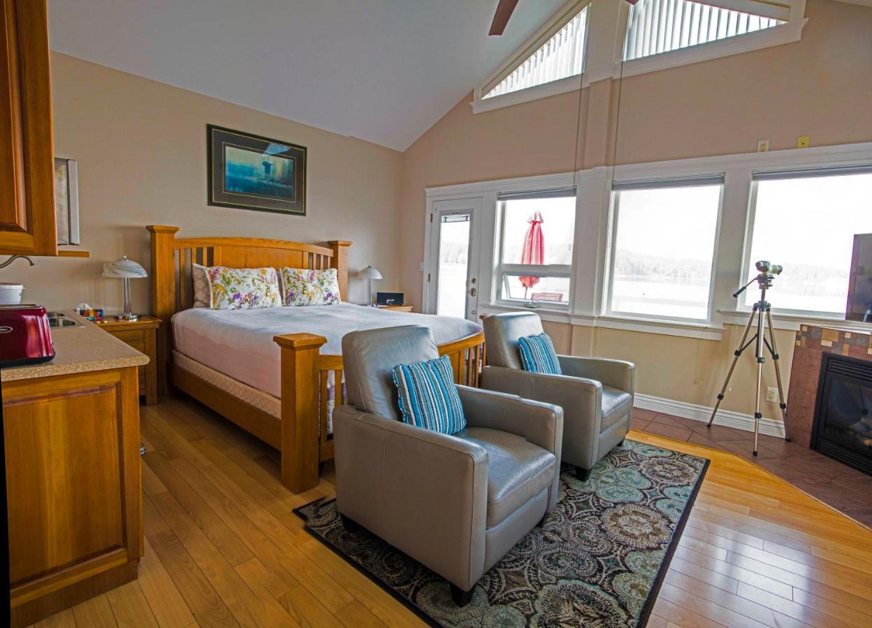 Colwood Birds Of A Feather Victoria Oceanfront Studio Suites מראה חיצוני תמונה