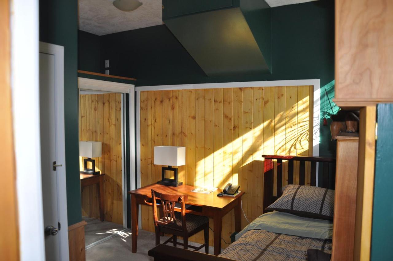 Colwood Birds Of A Feather Victoria Oceanfront Studio Suites מראה חיצוני תמונה