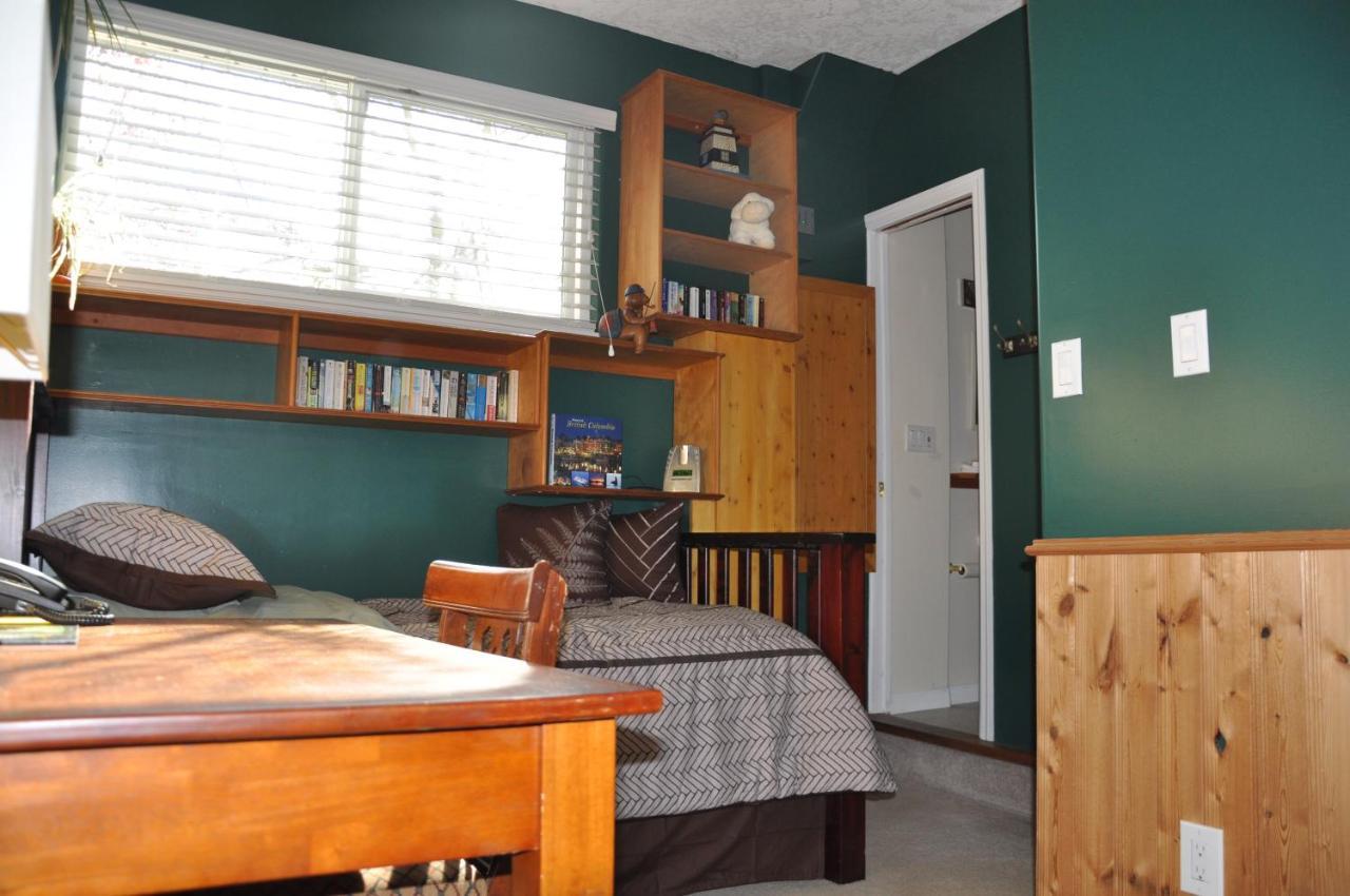 Colwood Birds Of A Feather Victoria Oceanfront Studio Suites מראה חיצוני תמונה