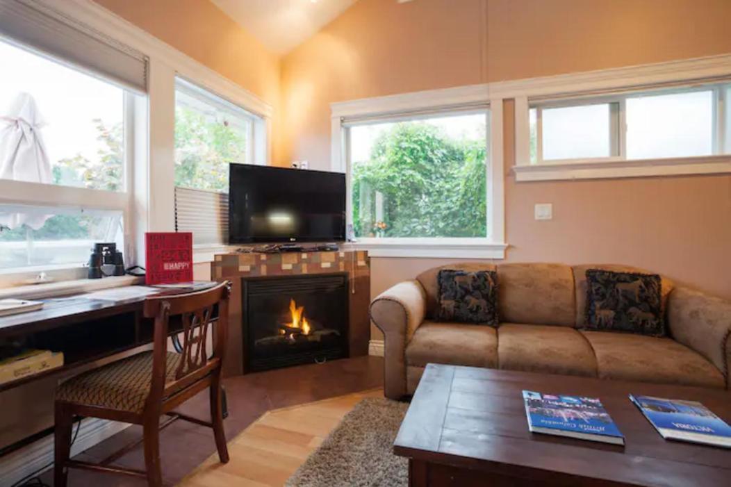 Colwood Birds Of A Feather Victoria Oceanfront Studio Suites מראה חיצוני תמונה