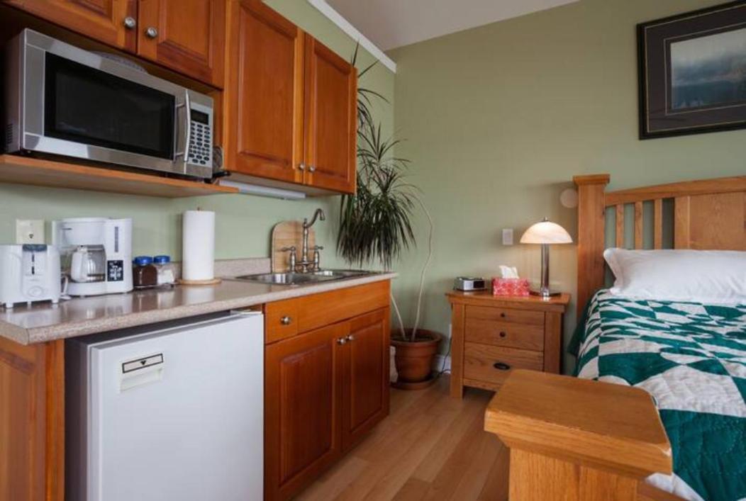 Colwood Birds Of A Feather Victoria Oceanfront Studio Suites מראה חיצוני תמונה