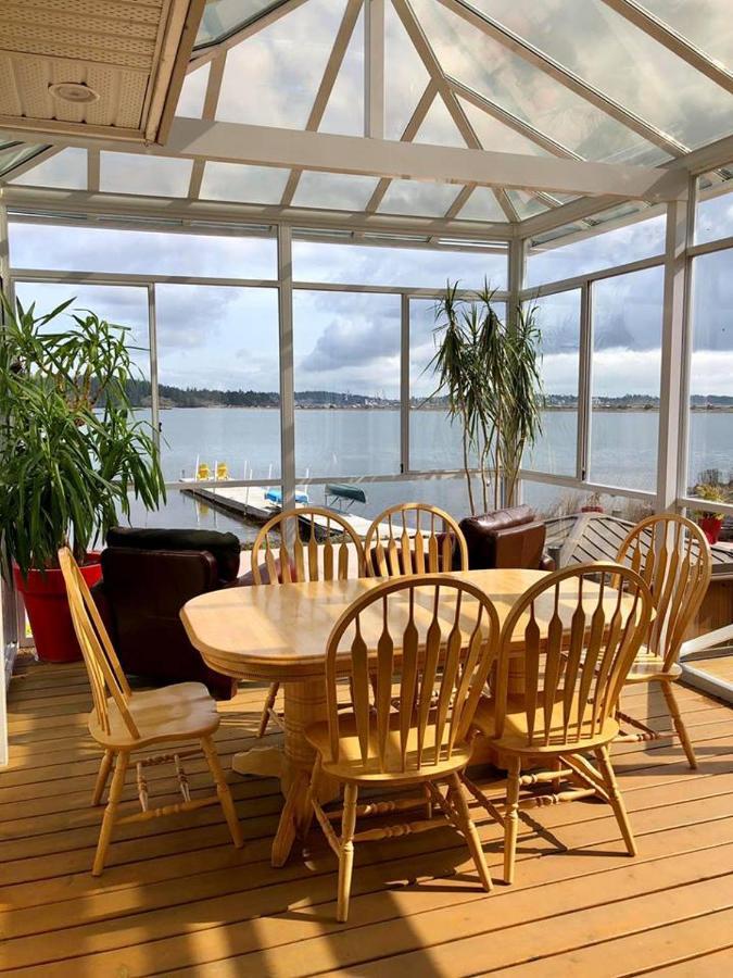 Colwood Birds Of A Feather Victoria Oceanfront Studio Suites מראה חיצוני תמונה