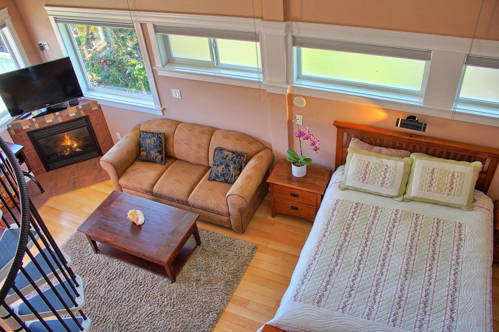 Colwood Birds Of A Feather Victoria Oceanfront Studio Suites מראה חיצוני תמונה