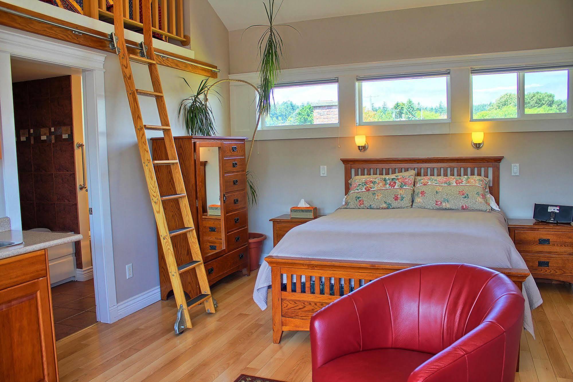Colwood Birds Of A Feather Victoria Oceanfront Studio Suites מראה חיצוני תמונה