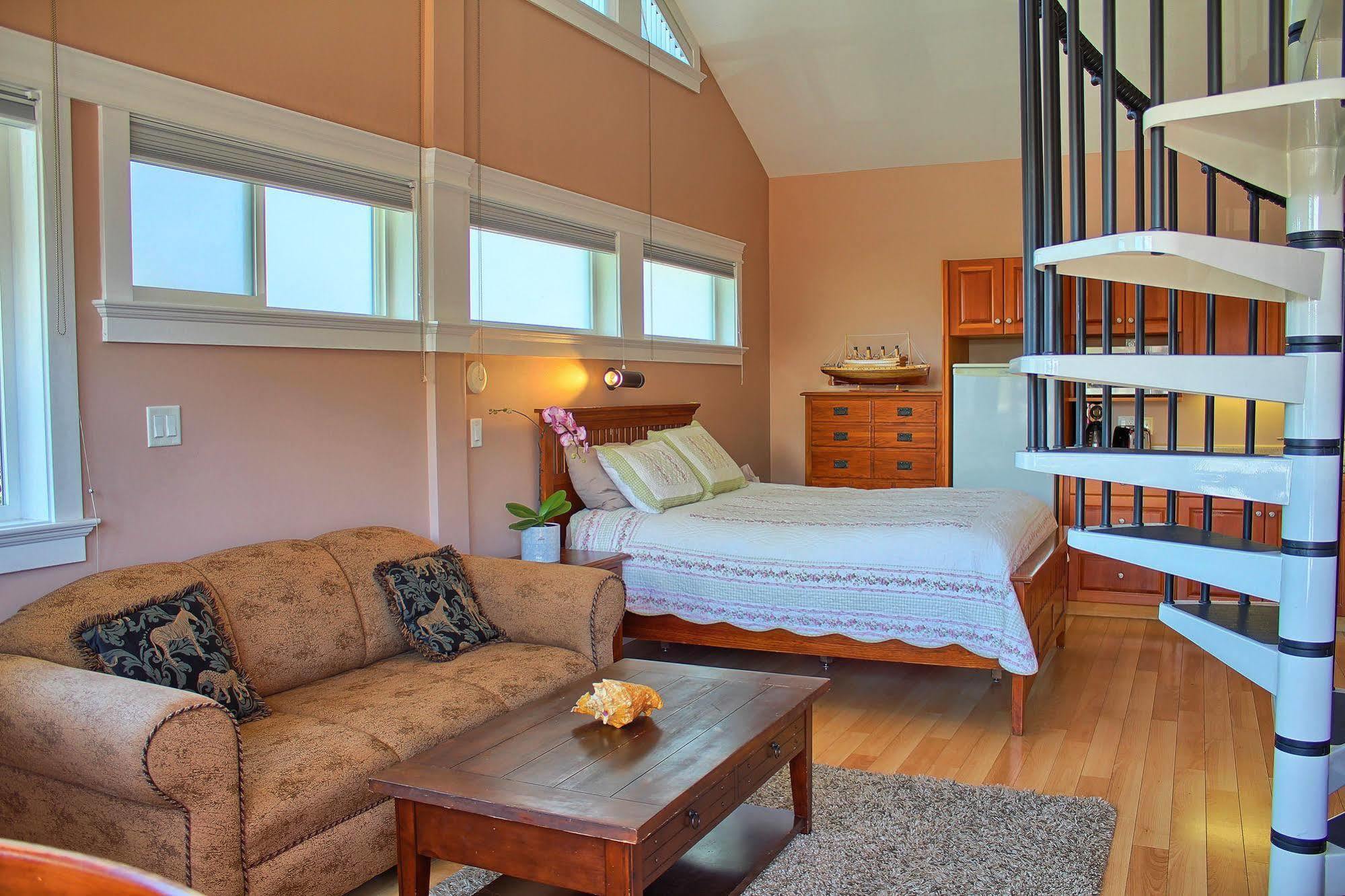 Colwood Birds Of A Feather Victoria Oceanfront Studio Suites מראה חיצוני תמונה