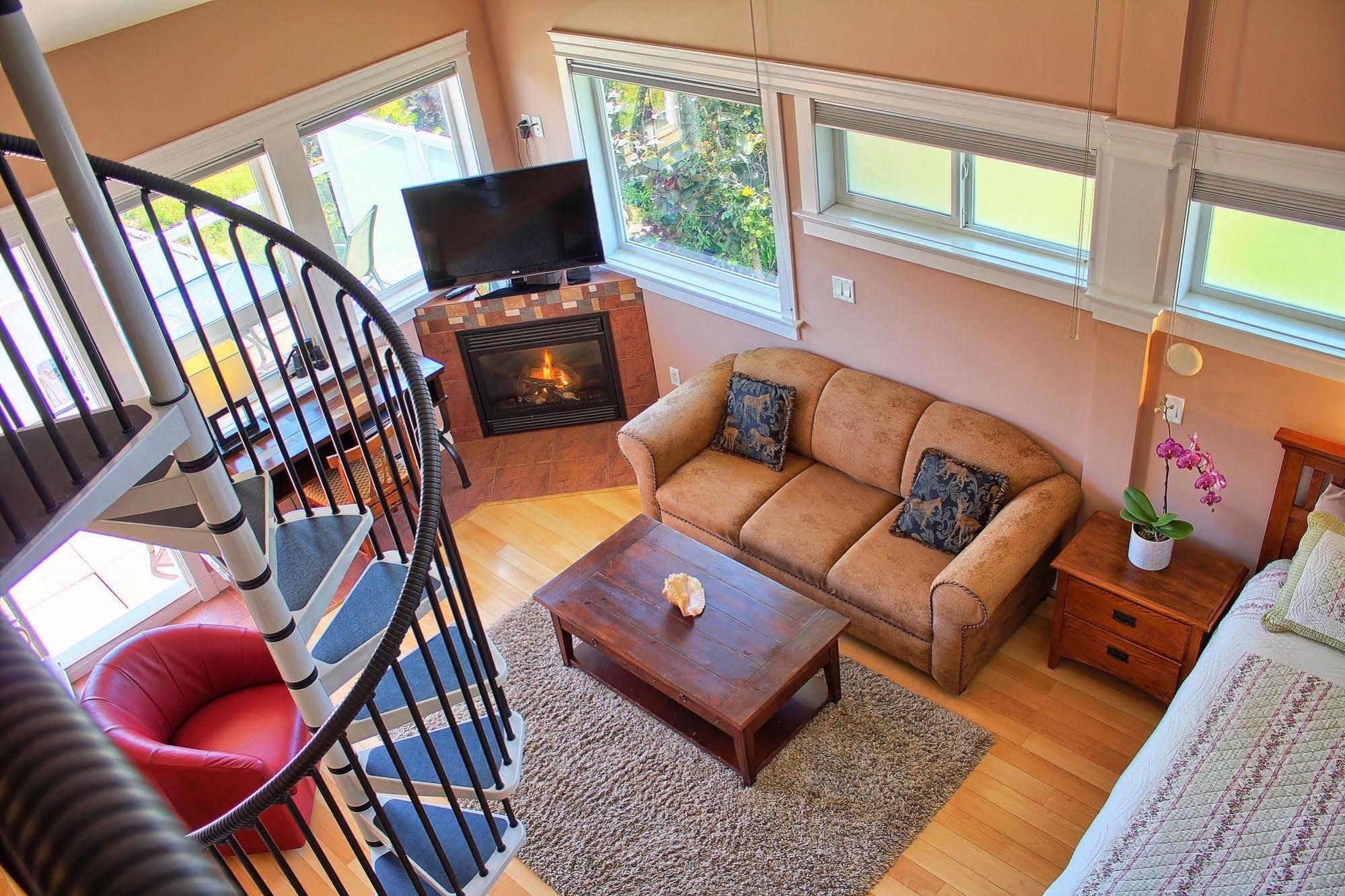 Colwood Birds Of A Feather Victoria Oceanfront Studio Suites מראה חיצוני תמונה