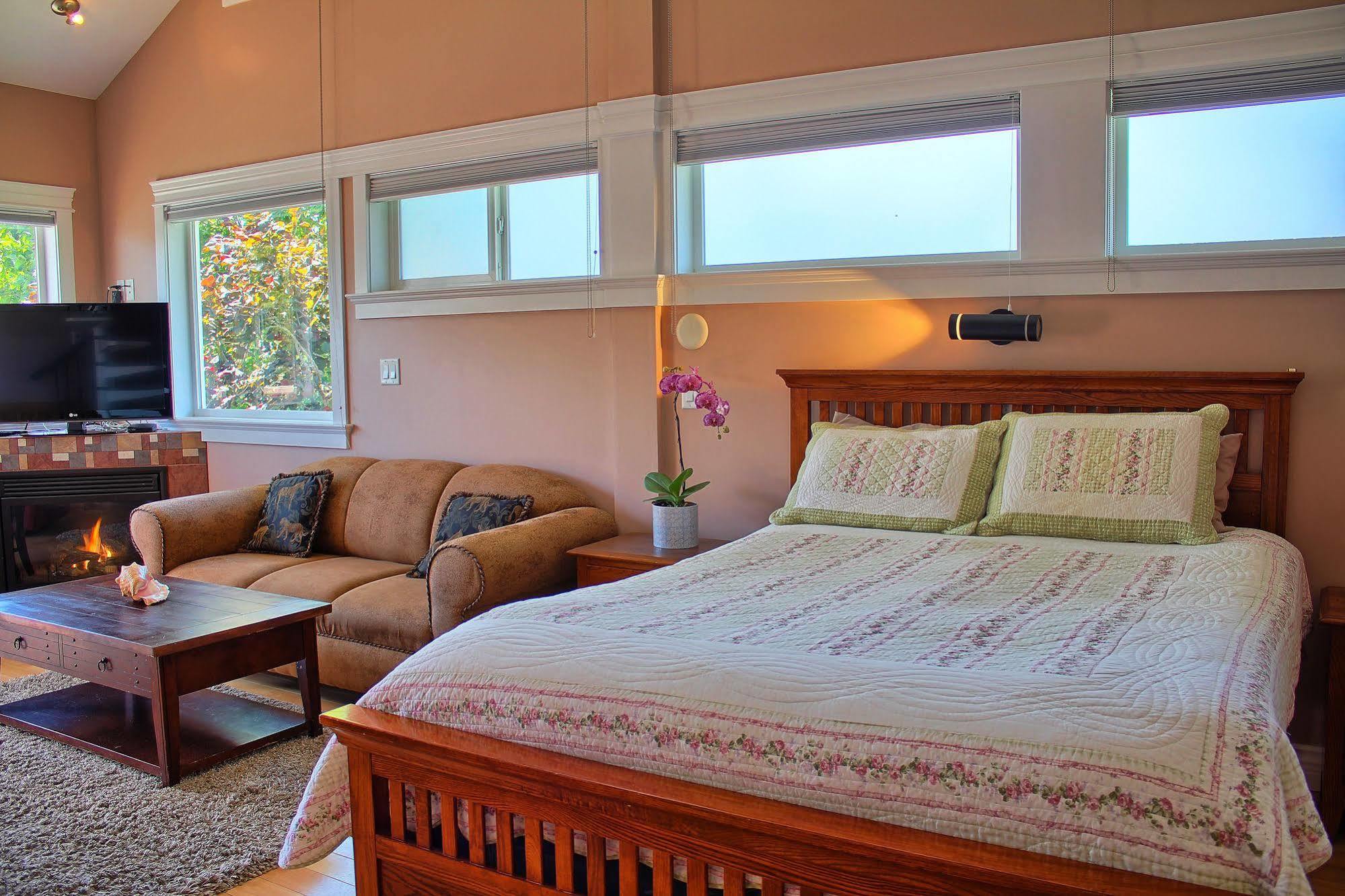 Colwood Birds Of A Feather Victoria Oceanfront Studio Suites מראה חיצוני תמונה