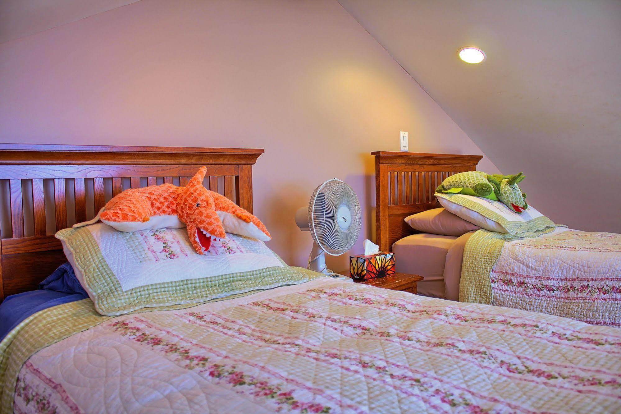 Colwood Birds Of A Feather Victoria Oceanfront Studio Suites מראה חיצוני תמונה