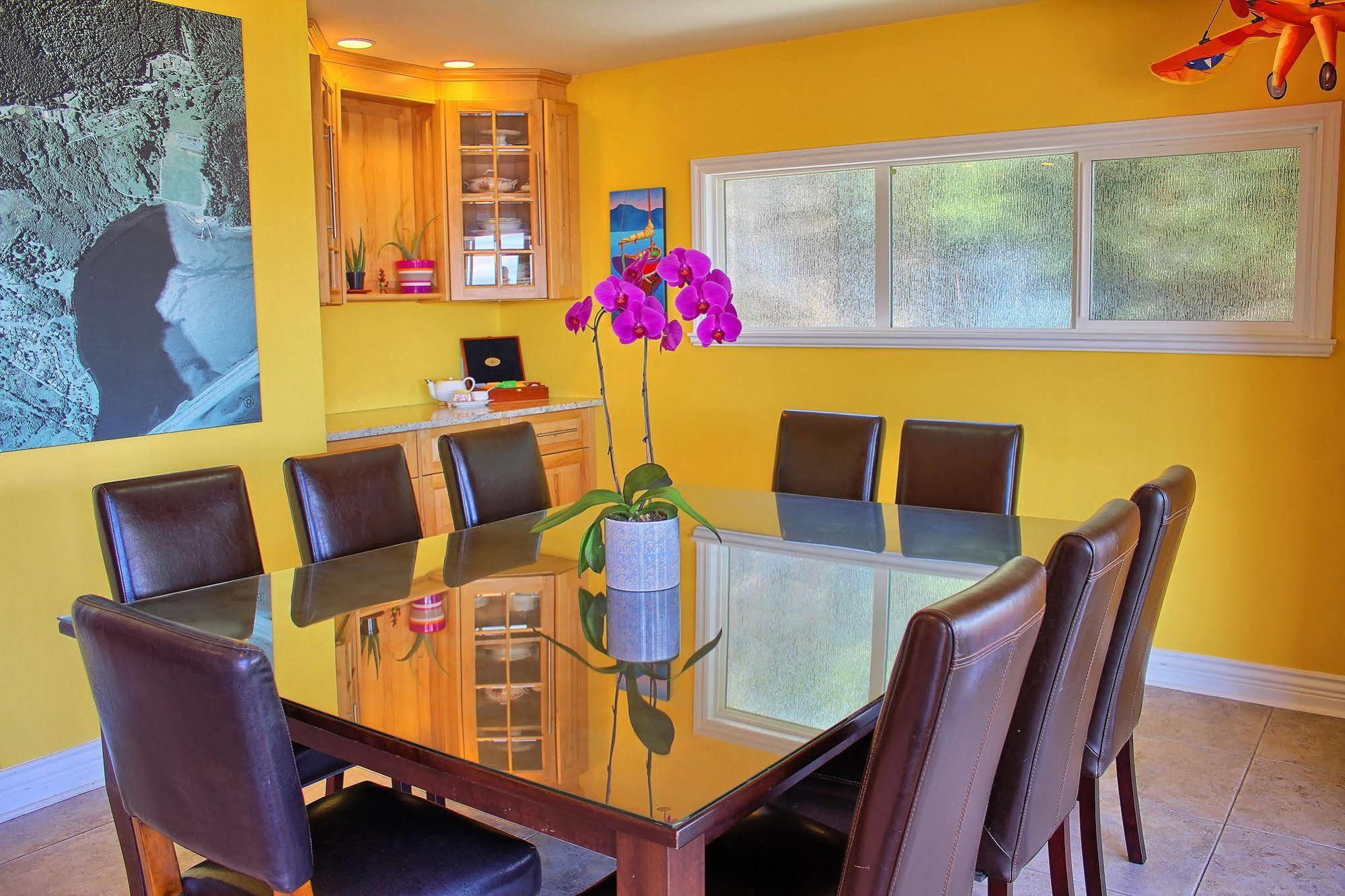 Colwood Birds Of A Feather Victoria Oceanfront Studio Suites מראה חיצוני תמונה